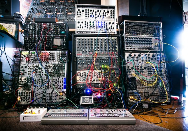 Analogico o digitale nella produzione musicale dance? La risposta spiazzerà molti