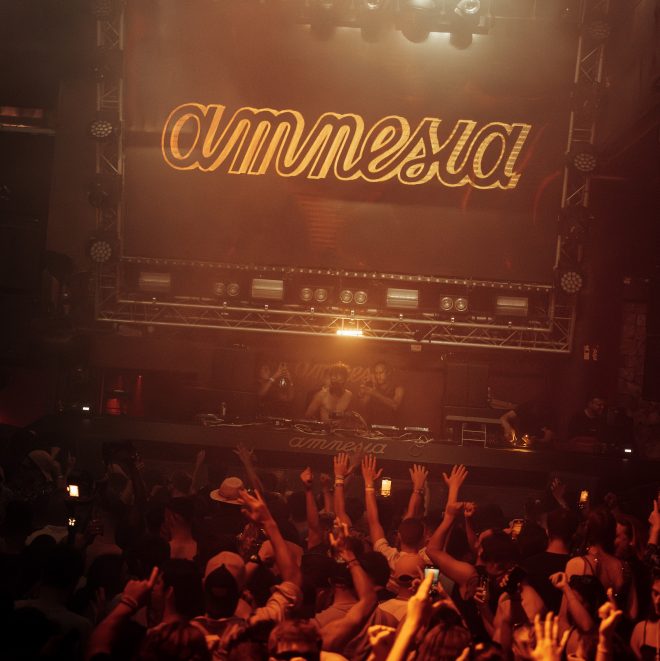 Amnesia Ibiza: il closing 2025 è un rito di due giorni nel segno del White Rabbit