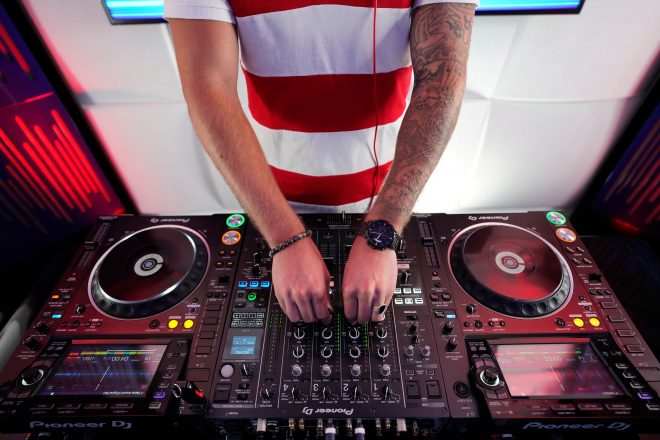 Perché ci sono così tanti DJ che preferiscono i CDJ-2000NXS2 ai CDJ-3000?