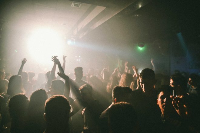 Side B, l’atro lato del dancefloor: narcisismo e crisi del clubbing